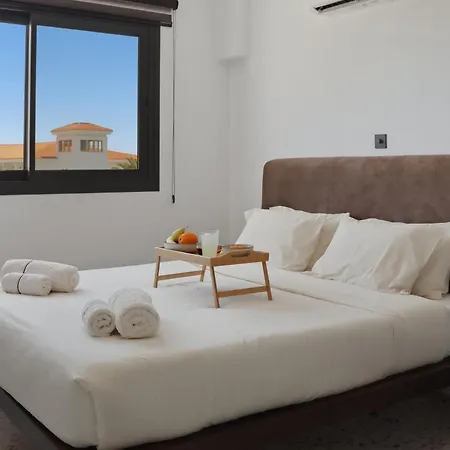 The Retro Kato 2 Min To The Apartamento Paphos